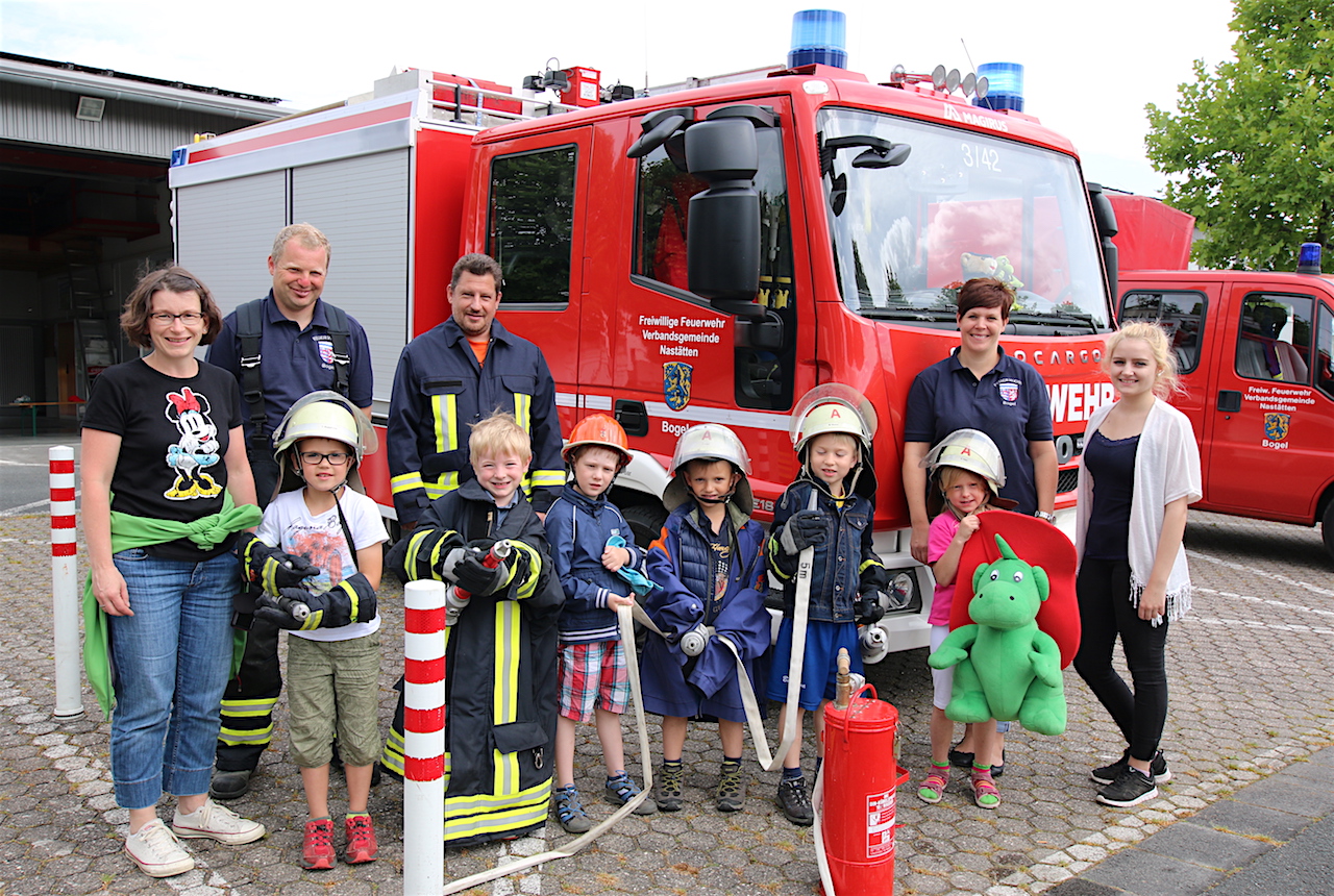 Ein Teil der Kinder ist vor dem Löschfahrzeug angetreten